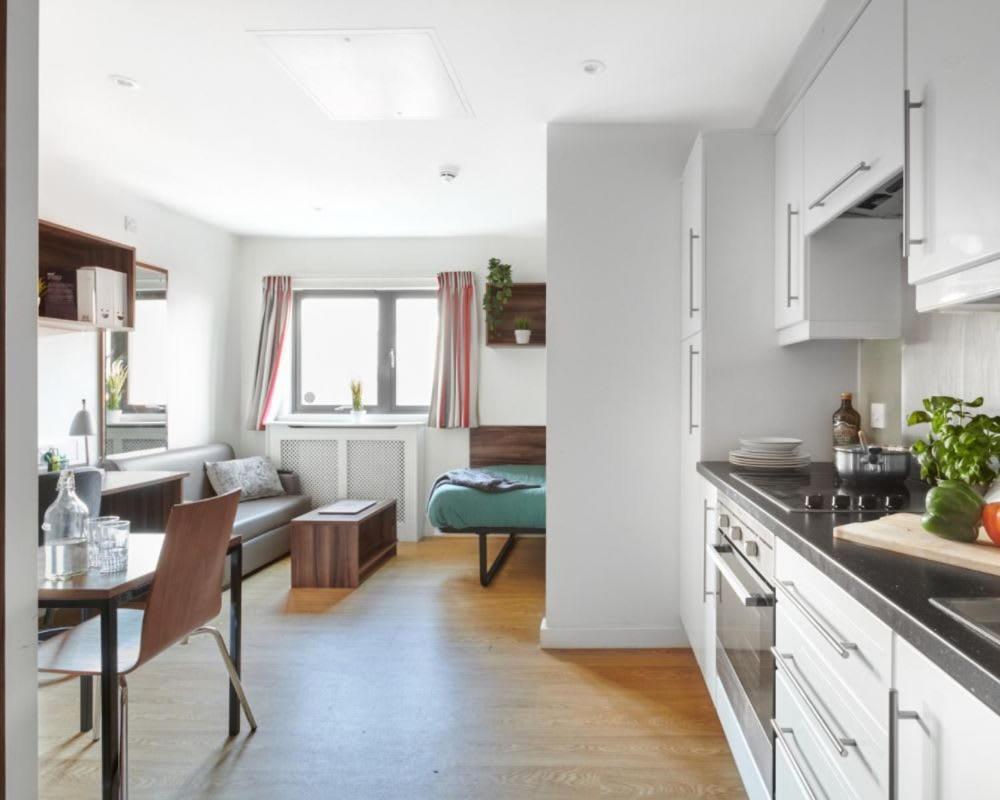 Zeni Central Exeter Studios ภายนอก รูปภาพ